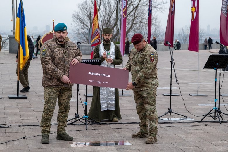 В Киеве открыли памятный знак Десантно-штурмовым войскам