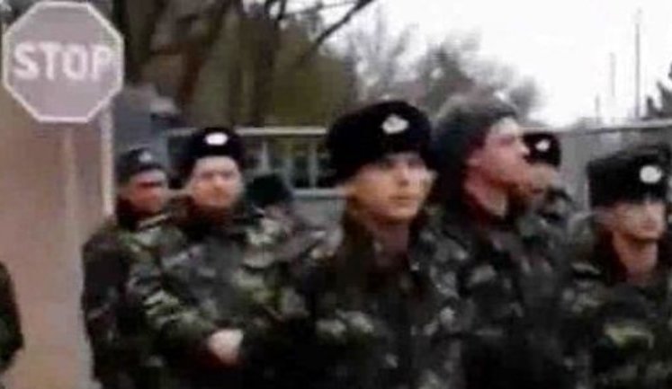 Штурмовать украинские базы в Крыму российским оккупантам помогают бывшие бойцы "Беркута". ВИДЕО