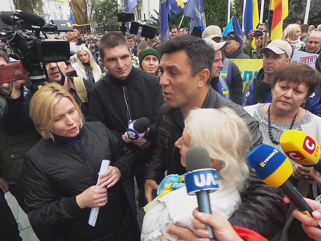 Каждому депутату по кассовому аппарату, - активисты пикетируют ОП с требованием ветировать законы о детенизации расчетов 24