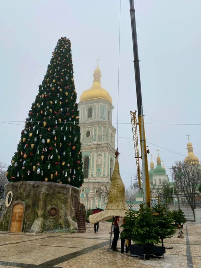 З головної ялинки України в центрі Києва зняли капелюх 01