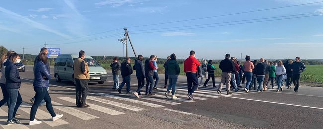 Жители Львовской области перекрыли объездную, требуя продлить маршрут автобуса 03