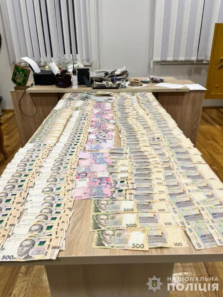 Нацполіція викрила депутатів двох міських рад Львівщини на отриманні 800 000 гривень відкату