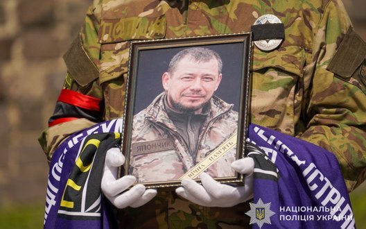 Із поліцейським Михайлом Шовкоплясом, який загинув під час виконання бойового завдання, попрощалися на Сумщині. ФОТОрепортаж