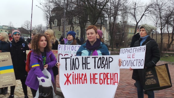 Марш за права женщин прошел в центре Киева 03