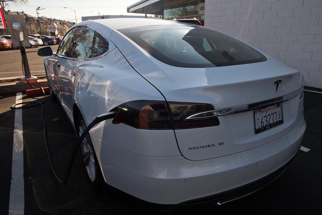 автомобиль tesla