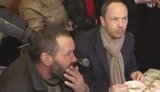 Тигипко попиарился с бомжом: Давайте, Саша, кушайте кашу. + ВИДЕО.