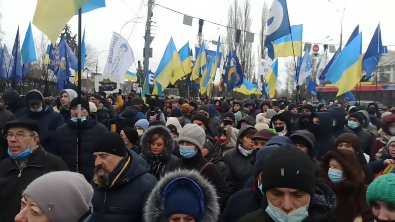 Беги, Вова, беги: Под судом, рассматривающим апелляции относительно меры пресечения для Порошенко, собрались митингующие 16