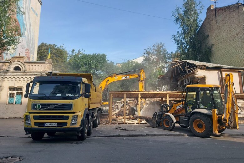 На Подолі в Києві без дозволу знесли одну з найстаріших дерев’яних садиб - двохсотлітню 02