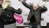 В Бузину бросили тортом - в ответ &amp;quot;писатель&amp;quot; задержал девушку и брызнул газовым балончиком в попытавшихся защитить ее людей. ФОТОрепортаж.