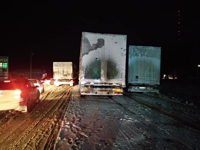 Hundreds of cars trapped by snow storm in Poltava region, entry to region to be banned for all modes of transport from 2 p.m 05