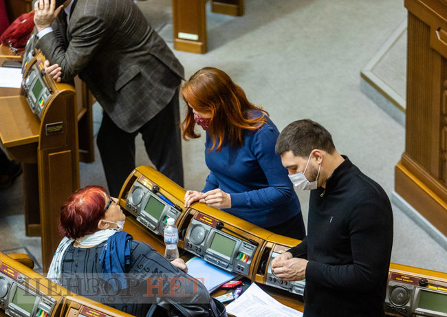 Розповідь Медведчука, обійми від Балоги, нарада у Верещук, дискусія Гетманцева і привітання Разумкова Халимону, - день роботи ВР 1 грудня 02