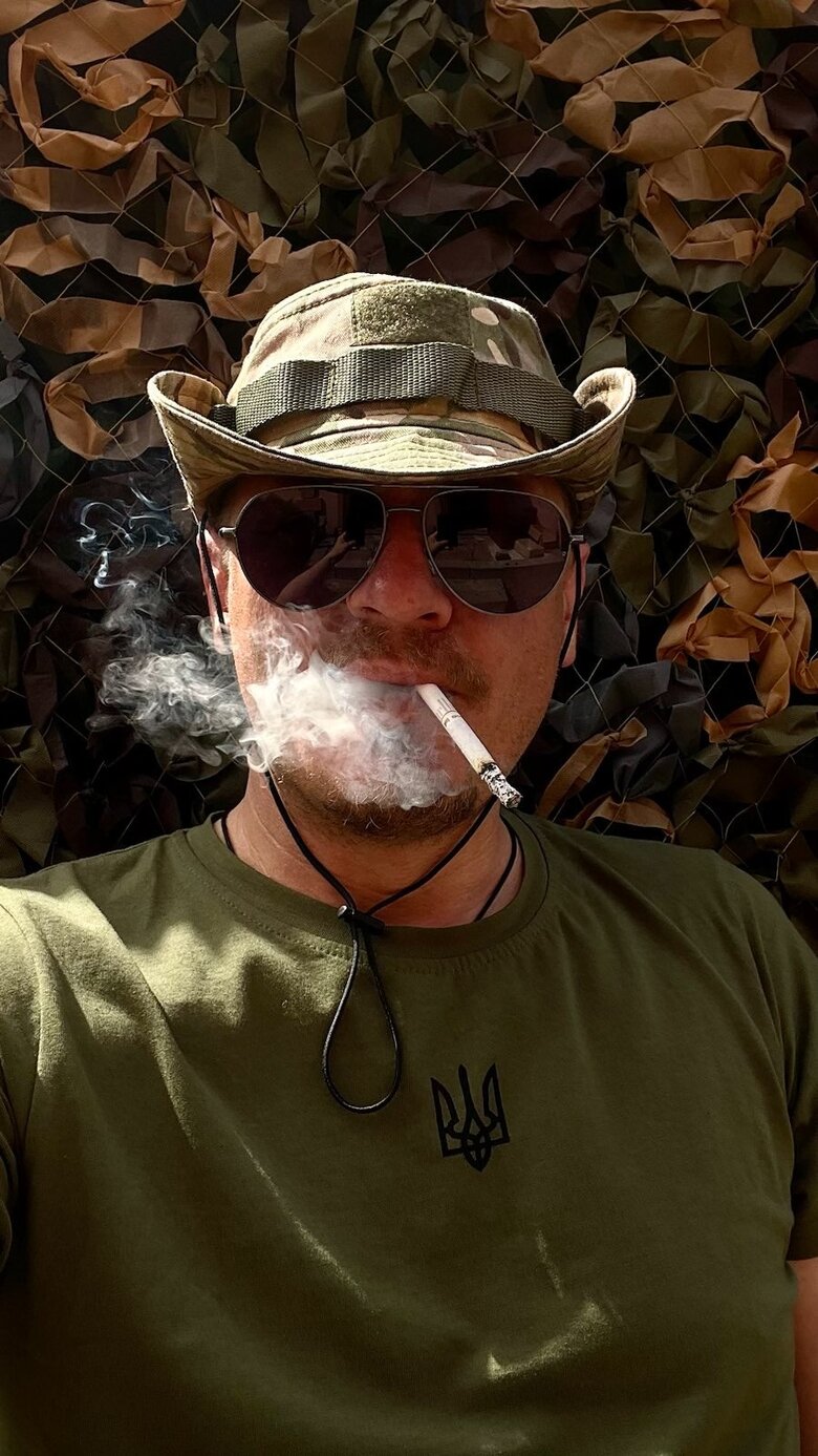 Водій-парамедик Олександр Ніколов: Приїхали на точку передачі пораненого, а вона - на цвинтарі. Замаскували авто, думаємо: ото п**дато - сусіди тихі, пташки цвірінчать. Ніщо не віщувало біди… 05