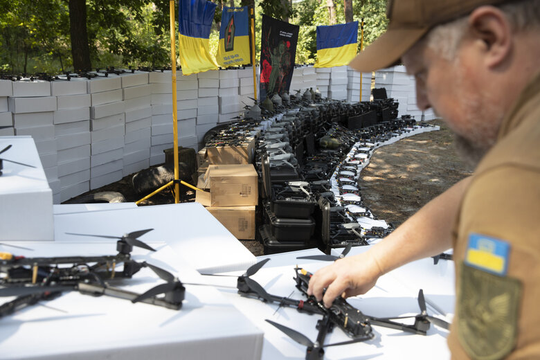 Допомога війсйьковим від громади Києва Передали 900 БпЛА