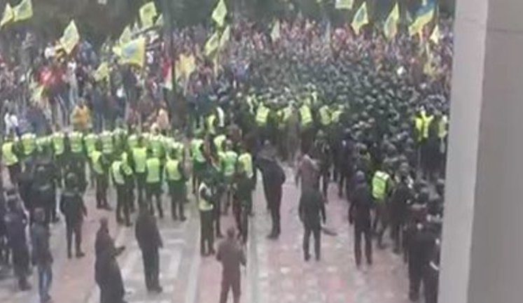 Під Радою сталася сутичка між власниками автомобілів з єврономерами і поліцією. ВІДЕО+ФОТО