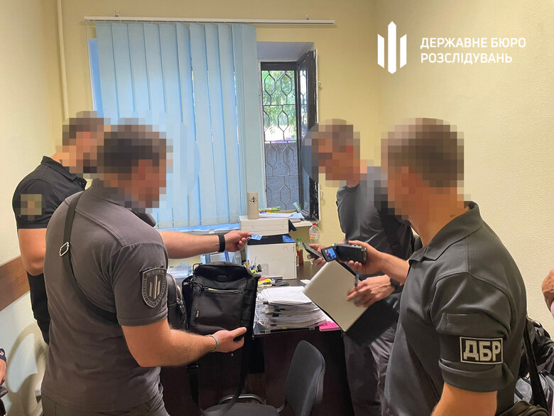 Судитимуть правоохоронців, які вкрали у померлого пенсіонера гроші
