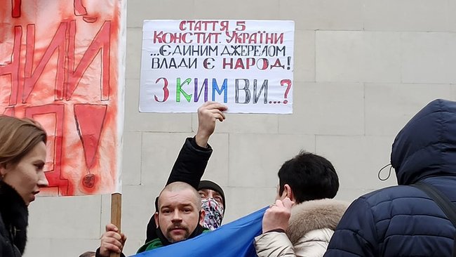Кінець епохи бідності - початок епохи злиднів: мітингувальники протестують під ОП проти підвищення тарифів, планують відвезти Зеленському платіжки 15