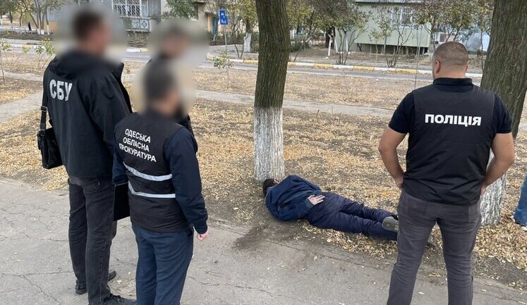 Фальшивомонетчик в Одесской области изготавливал поддельные купюры 500 грн. Продавал по 150. ФОТО