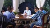 "Ты! Давай сюда зонтик!", - пока журналисты мокли, Янукович сидел под зонтом. ФОТО