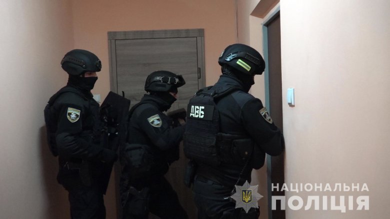Підкладали наркотики в посилку і вимагали гроші: в Києві затримали банду, що складається з таксистів і псевдополіцейських 01