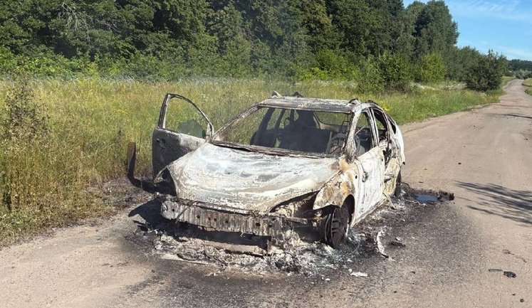 Троє людей постраждали внаслідок влучання ворожого FPV-дрона по цивільній автівці на Харківщині. ФОТОрепортаж
