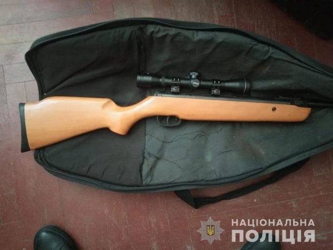 Чоловік заради розваги застрелив лелеку під Києвом 03