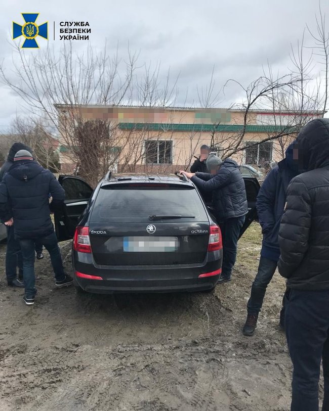 На Львовщине двое полицейских продавали наркотики через посредника, - СБУ 02
