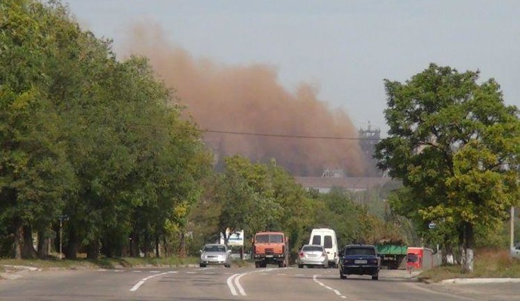 Мариуполь накрыло сильным смогом, объявлено предупреждение высокого загрязнения. ФОТОрепортаж