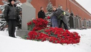 В годовщину смерти тирана современные поклонники Сталина засыпали его могилу цветами. ФОТОфакт