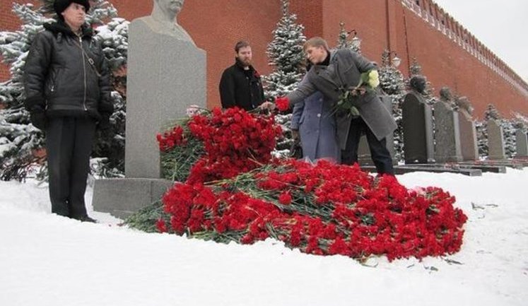 В годовщину смерти тирана современные поклонники Сталина засыпали его могилу цветами. ФОТОфакт