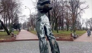 Вандали на Чернігівщині облили фарбою пам'ятник "молодогвардійцю" Кошовому. ФОТО