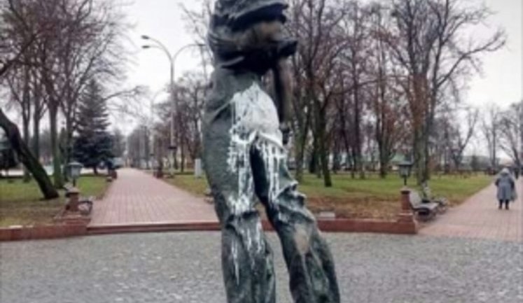 Вандали на Чернігівщині облили фарбою пам'ятник "молодогвардійцю" Кошовому. ФОТО
