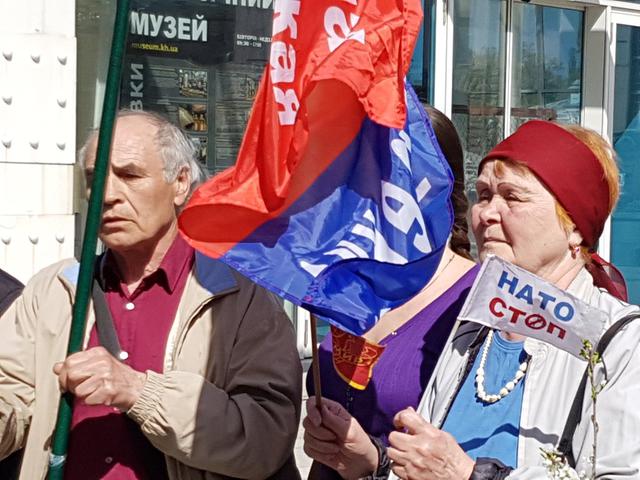 На першотравневій демонстрації в Харкові вимагали зупинити АТО: виник конфлікт 05 На першотравневій демонстрації в Харкові вимагали зупинити АТО: виник конфлікт 05