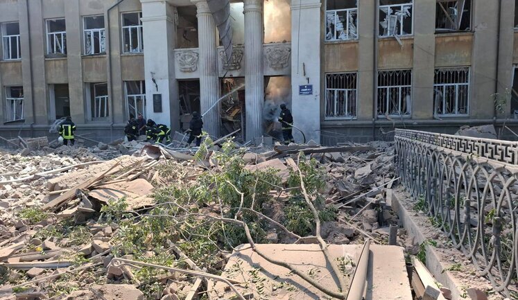 Війська РФ вдарили балістикою по Білгороду-Дністровському: зруйновано навчальний заклад, 3 загиблих, 14 поранених (оновлено). ФОТОрепортаж
