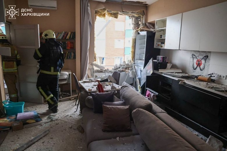 У Харкові дрон влучив у багатоповерхівку: є постраждала