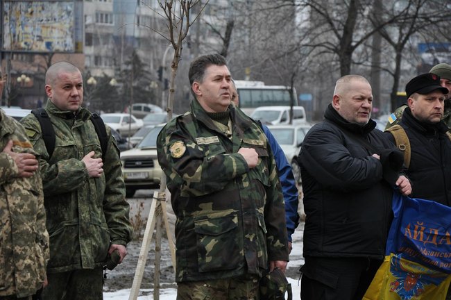 Учасники АТО та мешканці Києва поклали на Троєщині квіти до памятника Воїну-добровольцю 48