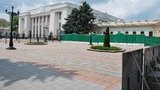В ожидании протестов Раду окружили тройным металлическим кольцом. ФОТОрепортаж