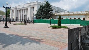 В ожидании протестов Раду окружили тройным металлическим кольцом. ФОТОрепортаж