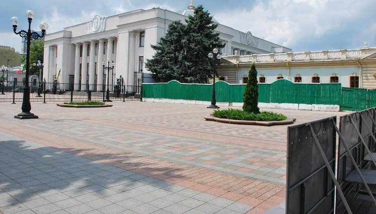 В ожидании протестов Раду окружили тройным металлическим кольцом. ФОТОрепортаж