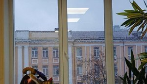 В Киеве в результате ракетного удара РФ пострадало здание энергетического регулятора. ФОТО