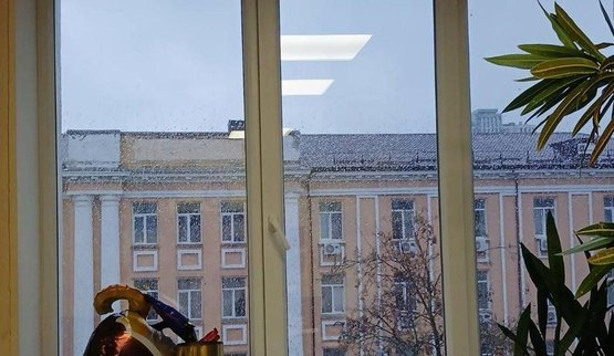 В Киеве в результате ракетного удара РФ пострадало здание энергетического регулятора. ФОТО