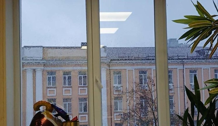 В Киеве в результате ракетного удара РФ пострадало здание энергетического регулятора. ФОТО