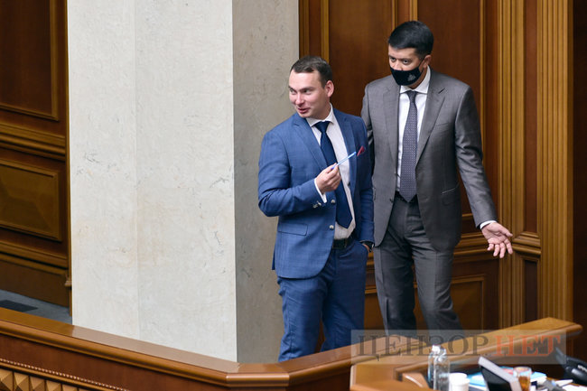 Усі обіймаються та обмінюються любязностями, Тимошенко шепочеться, Порошенко задумливий, Разумков розводить руками, - день роботи Ради 7 вересня 21