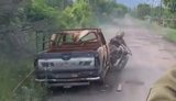 оккупант на мотоцикле падает