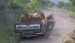 окупант на мотоциклі падає