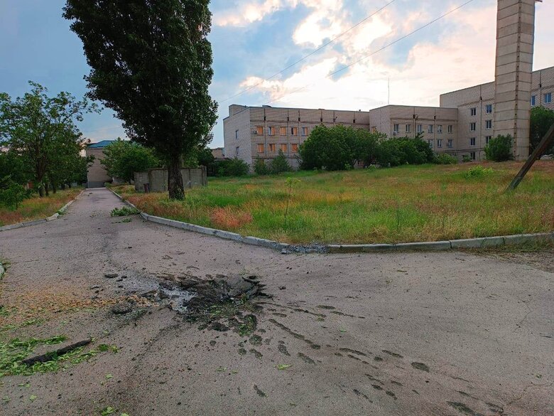 Наслідки обстрілів Херсонщини: Пошкоджено лікарню, сільгосппідприємство та будинки 03