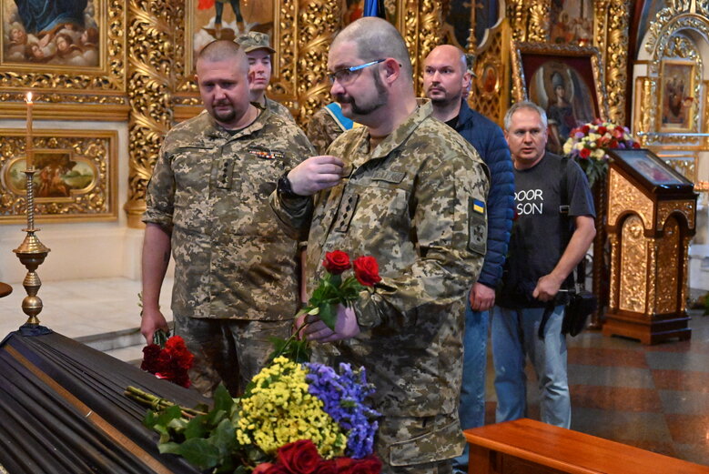 Із бойовим медиком Євгеном Бешлягою, який загинув під Бахмутом під час здійснення евакуаційної місії, попрощалися у Києві 17