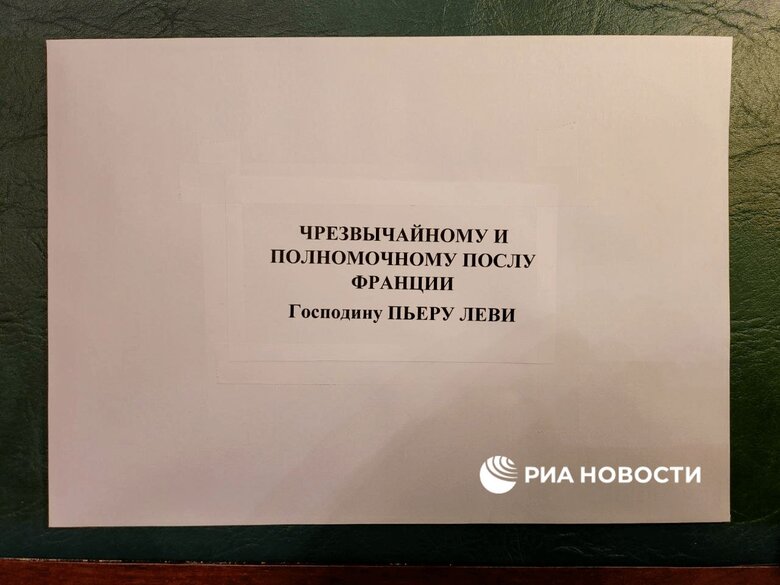 Рогозін надіслав листа-погрозу до Франції та осколок, який дістали з нього 02