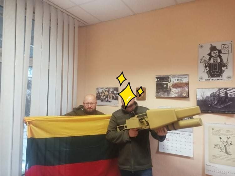 Волонтеры передали на фронт противодроновое ружье 01