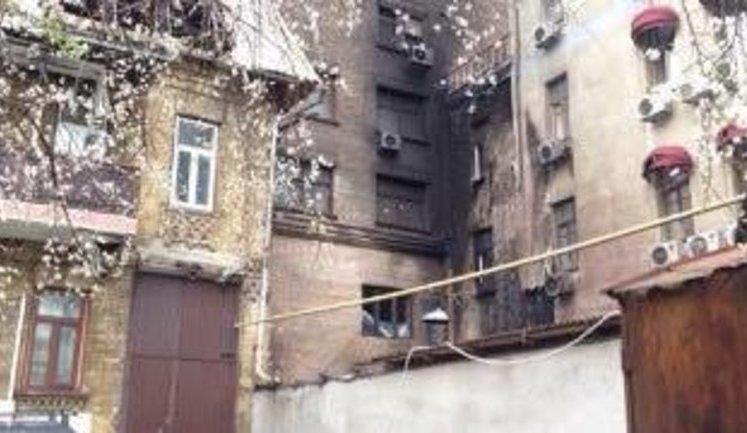 Ночью сгорела крыша квартиры журналиста Боечко. Он обвиняет владельцев отеля, расположенного по соседству. ФОТОрепортаж