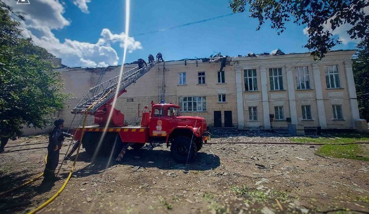 Рашисты ударили по кинотеатру в Конотопе: шесть пострадавших. ВИДЕО+ФОТОрепортаж (обновлено)